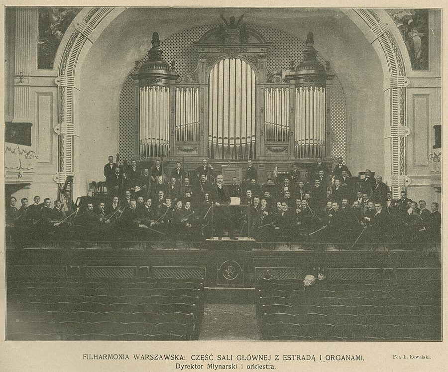 Sala koncertowa z organami, na estradzie orkiestra